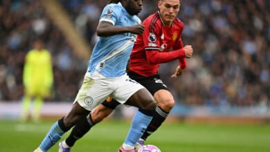 صورة تجمع نجوم مانشستر يونايتد ومانشستر سيتي قبل ديربي البريميرليج 2024.