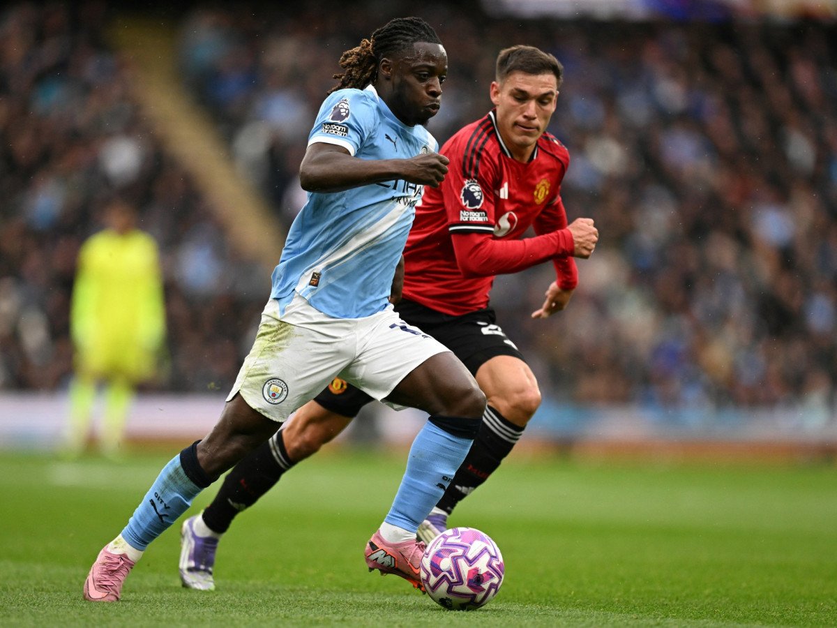 صورة تجمع نجوم مانشستر يونايتد ومانشستر سيتي قبل ديربي البريميرليج 2024.