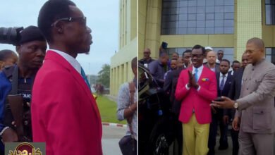 المشجع التمثال يتلقى هدية ملكية.. سيارة فاخرة مكافأة الدعم الوطني من وزير الرياضة الكونغولي