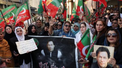 صحة عمران خان: أسرة رئيس الوزراء السابق تطالب بزيارته بعد فقدان البصر