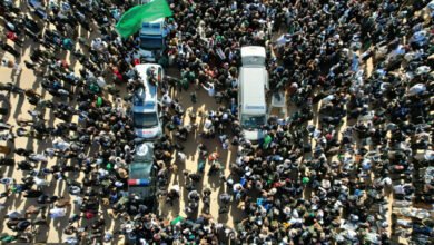 تشييع سيف الإسلام القذافي: هتافات مؤيدة للنظام السابق تثير الجدل الأمني في ليبيا