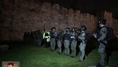 قمع المصلين في الأقصى: منع الصلاة وملاحقة الصحفيين بالقدس