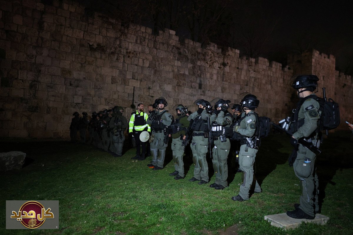 قمع المصلين في الأقصى: منع الصلاة وملاحقة الصحفيين بالقدس