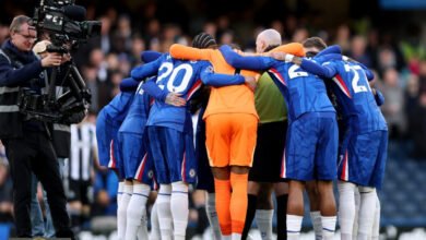 لاعبي تشيلسي والحكم: كواليس تصرف غريب أثار الجدل قبل مباراة نيوكاسل