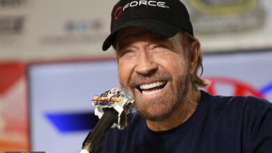 وفاة تشاك نوريس: العالم يودع أسطورة الأكشن والفنون القتالية عن 86 عامًا