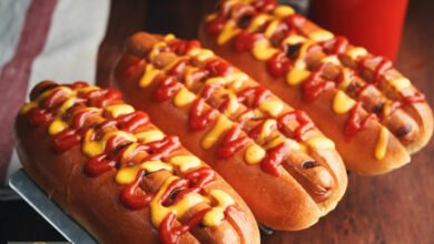 الهوت دوغ: من أسرار صناعته إلى أيقونة أمريكية تثير الجدل الصحي