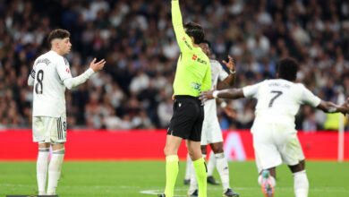 جدل تحكيمي ديربي مدريد: ركلتا جزاء وطرد يشعلان الساحة