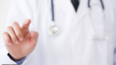 طبيب مصري يواجه عقوبات صارمة: شطب من النقابة وإلغاء الترخيص بسبب معلومات مضللة