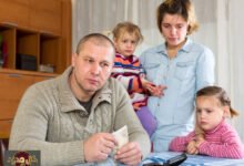 شرح الضغوط المالية للأطفال: دليل الأهل لتجاوز الأزمات بدون قلق