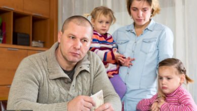 شرح الضغوط المالية للأطفال: دليل الأهل لتجاوز الأزمات بدون قلق