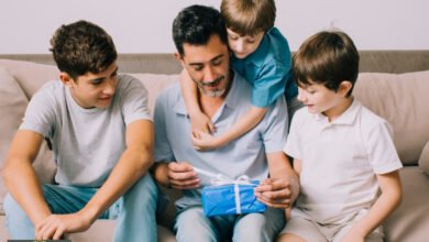 الآباء بدور الأم: رحلة صامتة في عالم الأمومة الأبوية