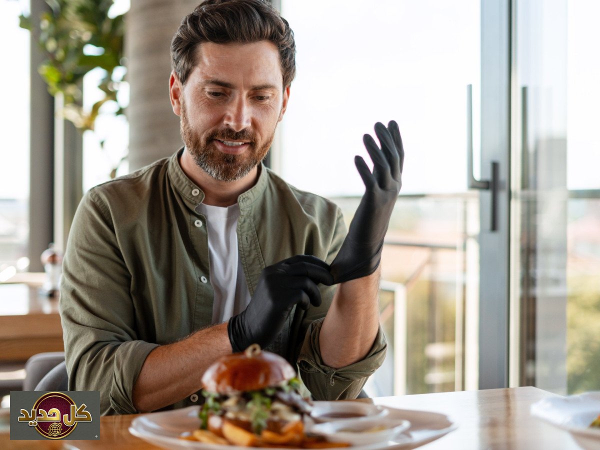 قفازات الطعام: تحذير مهم قبل أن تأكل.. هل تحميك أم تنقل الجراثيم؟