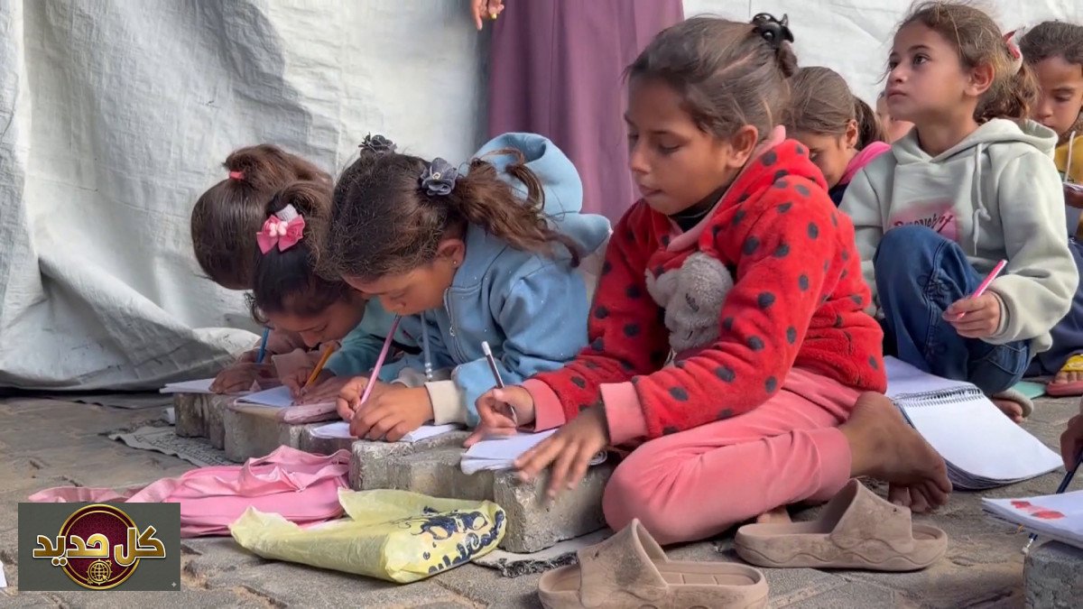 تعليم أطفال غزة: إصرار على المستقبل رغم الخيام البالية ودمار المدارس
