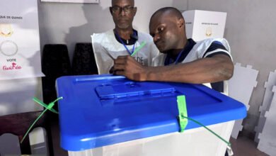 غينيا تحل أحزاب: تداعيات خطيرة على المشهد السياسي قبل الانتخابات