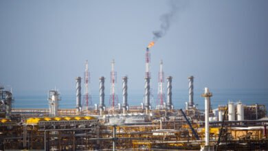 حرب إيران: هل تستهدف طهران قدرة الإنتاج العالمية؟