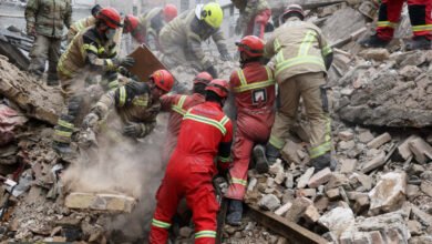 التصعيد الإيراني: طهران تعلن إخراج حاملة أمريكية من الخدمة وهجمات غرب البلاد