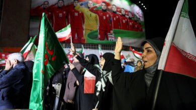 عودة لاعبات المنتخب الإيراني: استقبال شعبي حاشد في طهران بعد تراجعهن عن طلب اللجوء