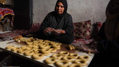 كعك العيد غزة: سميرة تومان تعجن الأمل من قلب الأنقاض