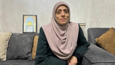 منع خديجة خويص من السفر: حصارٌ جديد يفرضه الاحتلال على المرابطة المقدسية