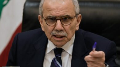 نواف سلام يواجه 'مغامرة الإسناد': تعهد حكومي بإنهاء الأزمة ورد حاسم على 'الضباط الوطنيين'