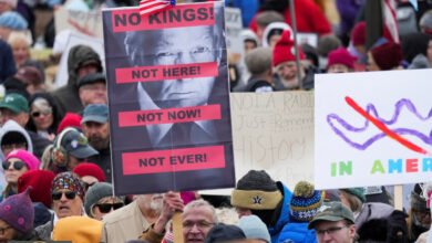 مظاهرات لا ملوك تهز أمريكا: احتجاجات واسعة ضد سياسات ترمب