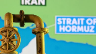 تراجع أسعار النفط: تهدئة أمريكية وتحديات هرمز توازن السوق العالمي