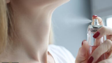 رش العطر على الرقبة: هل يضر بصحتك أكثر مما تتخيل؟
