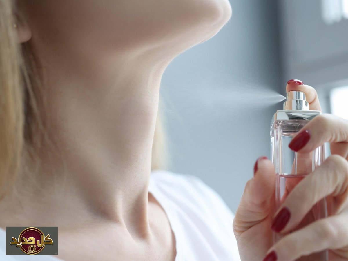 رش العطر على الرقبة: هل يضر بصحتك أكثر مما تتخيل؟