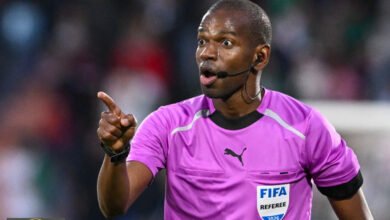 حكم الترجي والأهلي يثير جدلاً واسعاً بتصرف مفاجئ بعد صافرة النهاية