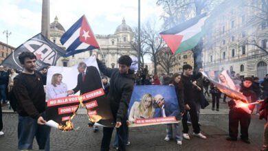 احتجاجات روما الصاخبة: إحراق صور ترمب وميلوني وتنديد بسياسات الحكومة والحرب