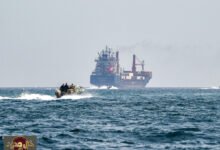 بحارة عالقون في الخليج: نداءات استغاثة عاجلة وسط ظروف خطرة