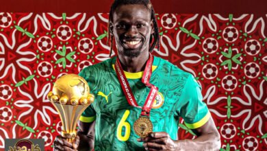 ميدالية السنغال: نجم أسود التيرانجا يمازح زميله المغربي بذهبية كأس أفريقيا