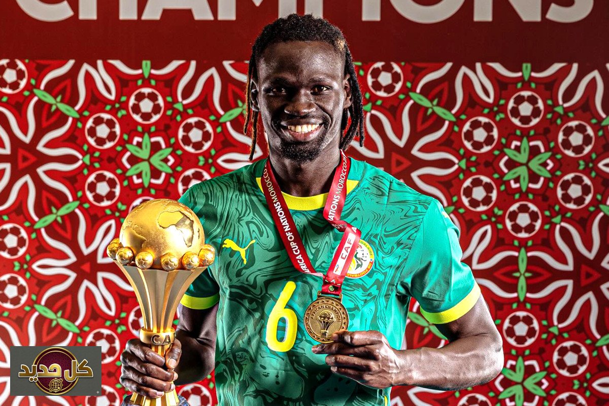 ميدالية السنغال: نجم أسود التيرانجا يمازح زميله المغربي بذهبية كأس أفريقيا