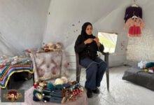 شيرين الكردي غزة: من خيمة نزوح، تنسج أملاً في دمى العيد لأطفال القطاع