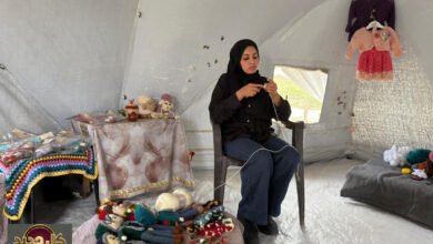شيرين الكردي غزة: من خيمة نزوح، تنسج أملاً في دمى العيد لأطفال القطاع