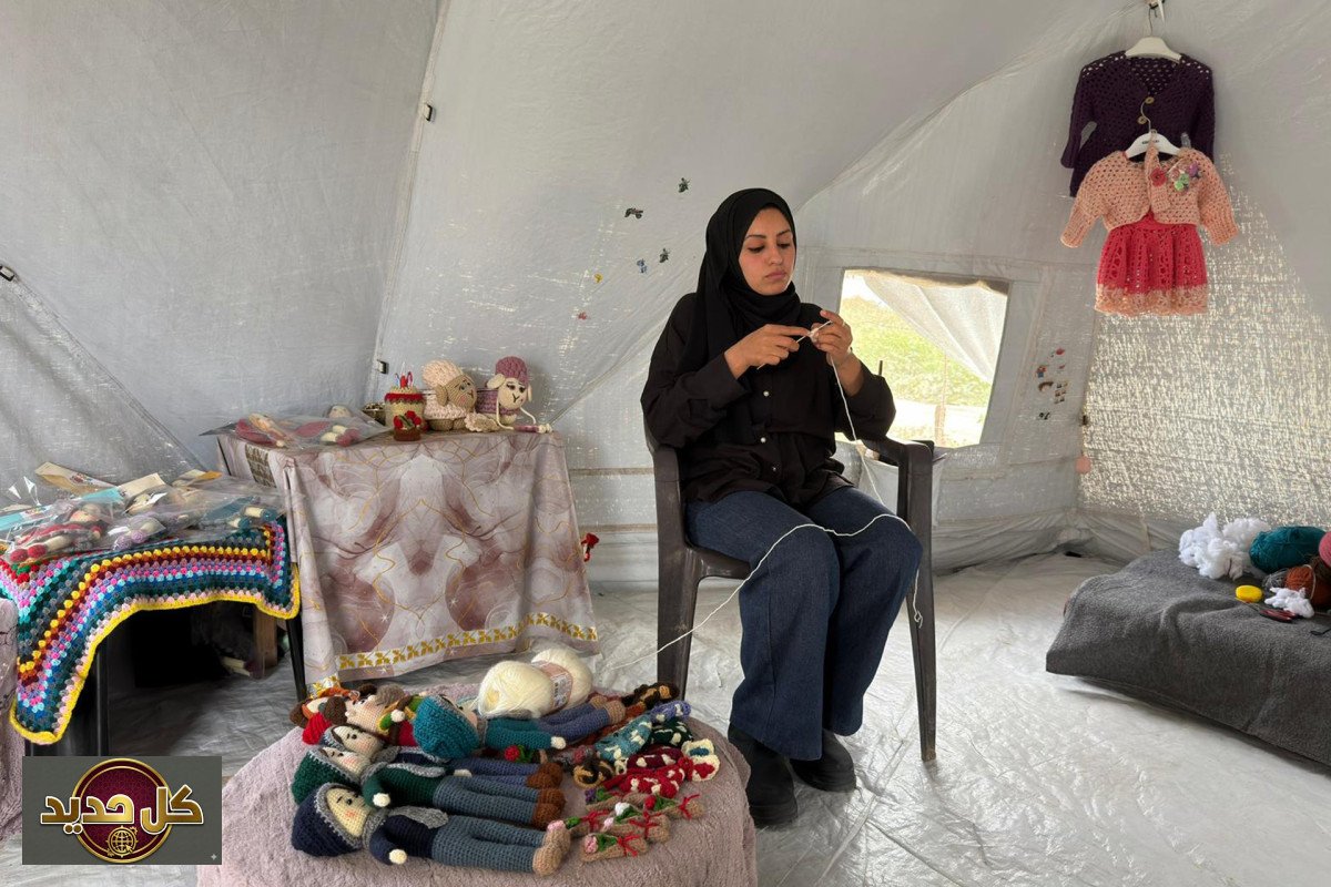شيرين الكردي غزة: من خيمة نزوح، تنسج أملاً في دمى العيد لأطفال القطاع