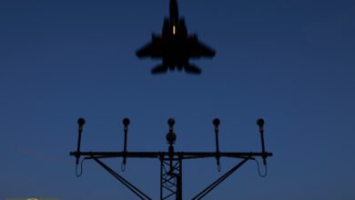 سقوط طائرة الكويت الحربية: مشاهد صادمة توثق نجاة الطيارين من الحادث