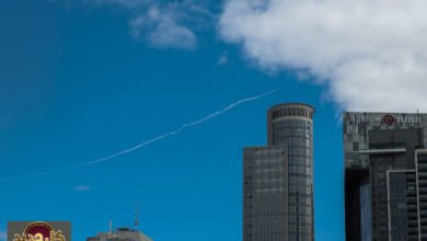 استهداف تل أبيب الصاروخي: ماذا كشفت الشظايا قرب مطار بن غوريون؟