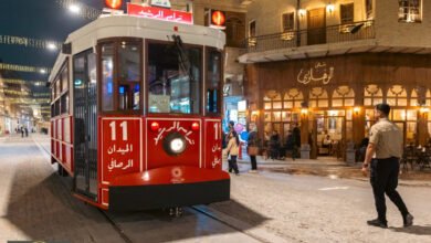 ترام الرشيد: عربة حمراء تلون الفرح في قلب بغداد