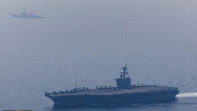 حاملة الطائرات أبراهام لينكولن: موقعها في بحر العرب يثير تساؤلات