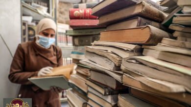 إنقاذ مكتبة المسجد العمري بغزة: سباق المتطوعين ضد الركام لحفظ التراث