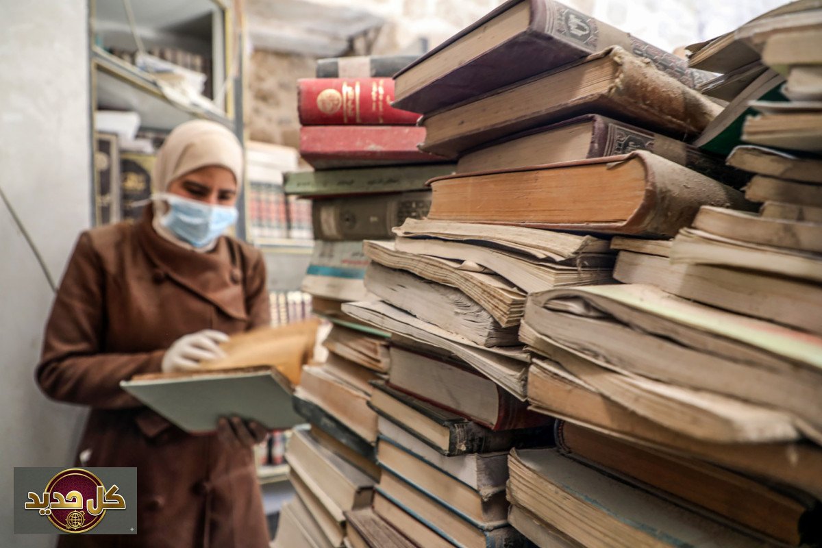 إنقاذ مكتبة المسجد العمري بغزة: سباق المتطوعين ضد الركام لحفظ التراث