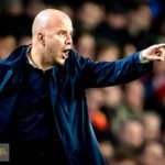 أرنه سلوت وليفربول: تكريم خاص يليه انتصار دراماتيكي للريدز