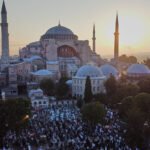 آيا صوفيا: سائحان يونانيان يثيران الغضب في تركيا بعلم 'أرثوذكسية أو الموت'