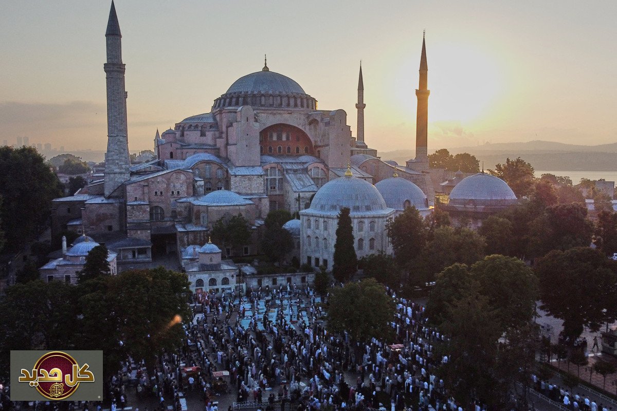 آيا صوفيا: سائحان يونانيان يثيران الغضب في تركيا بعلم ‘أرثوذكسية أو الموت’