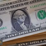 تراجع الدولار لأدنى مستوى شهري: تحليل تأثير الهدنة الإيرانية على الأسواق