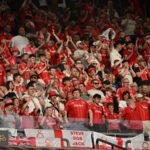 وفاة مشجع إنجليزي: صدمة تهز جماهير كرة القدم بعد مباراة الدوري الأوروبي