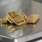 أسعار الذهب تتراجع: الدولار يرتفع وتوقعات الفائدة تتبدد