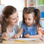 الأم الهليكوبتر: كيف تقتل الحماية الزائدة استقلالية طفلك وتصنع شخصية مهزوزة؟