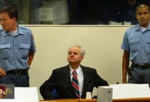 محاكمة ميلوسوفيتش: قصة الطاغية الذي واجه العدالة الدولية ومات منتظرًا الحكم